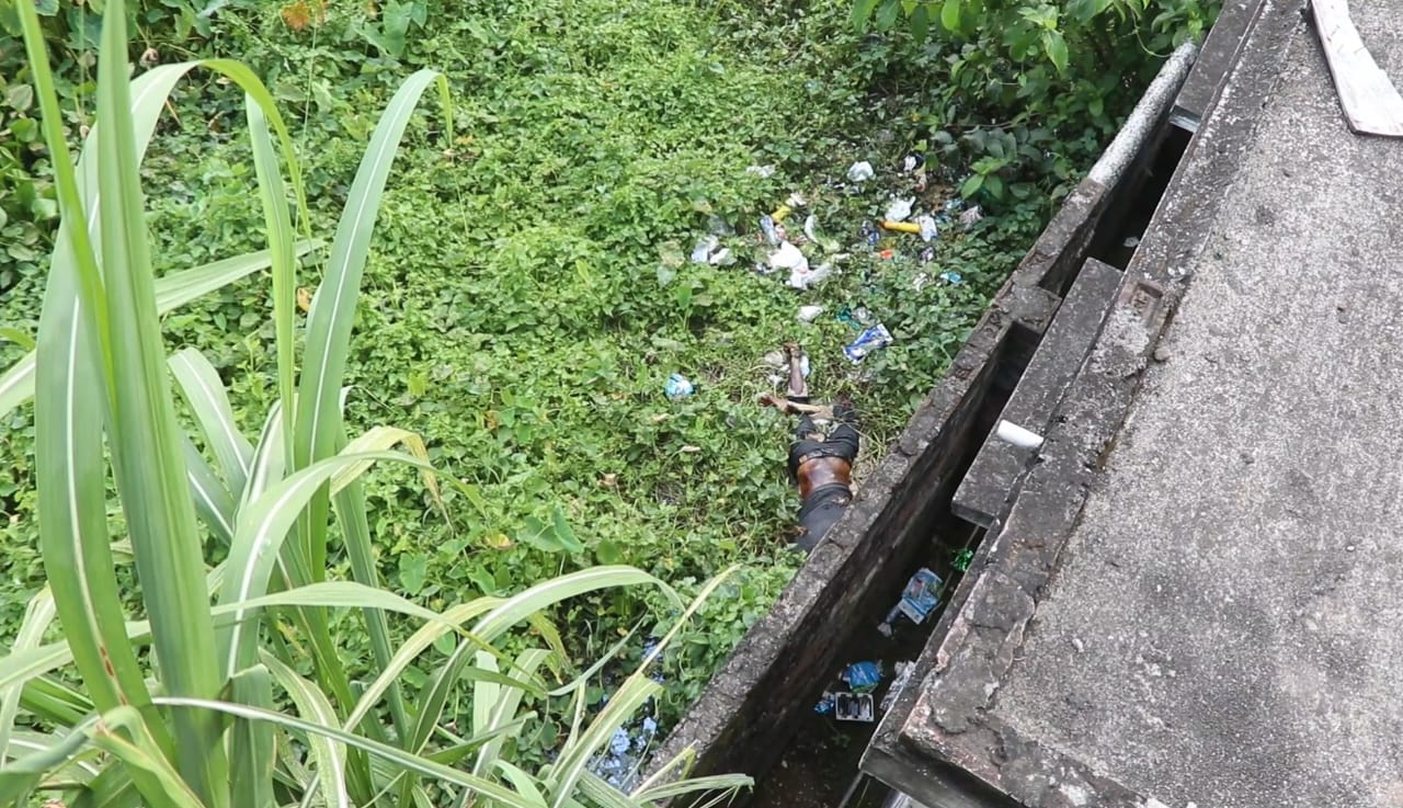 ডোবায় পড়েছিল যুবকের মরদেহ, মেলেনি পরিচয়